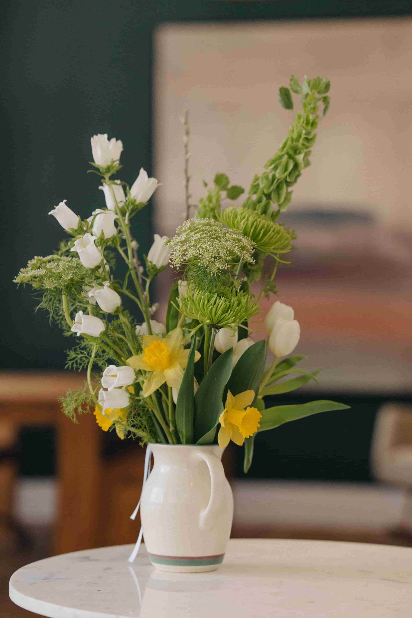 Deluxe flower subscription bouquet with daffodils, tulips, and Queen Anne's lace in a ceramic pitcher – Kvetka Flower