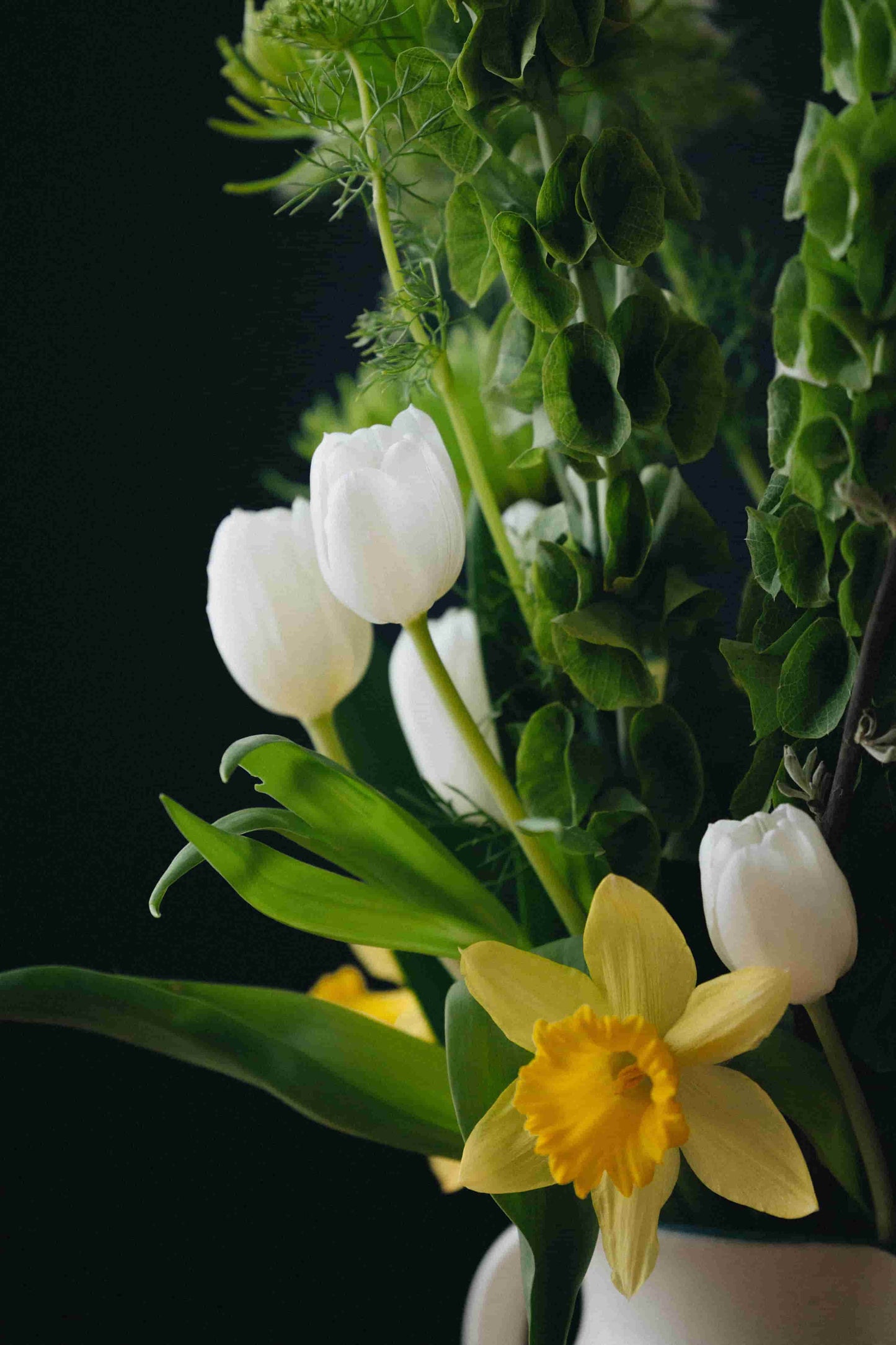Close-up of white tulips and yellow daffodil in Deluxe bouquet – Kvetka Flower