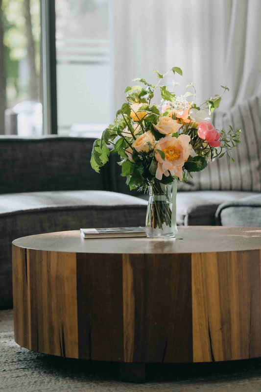 Elegant small bouquet in modern living room – Kvetka Flower subscription