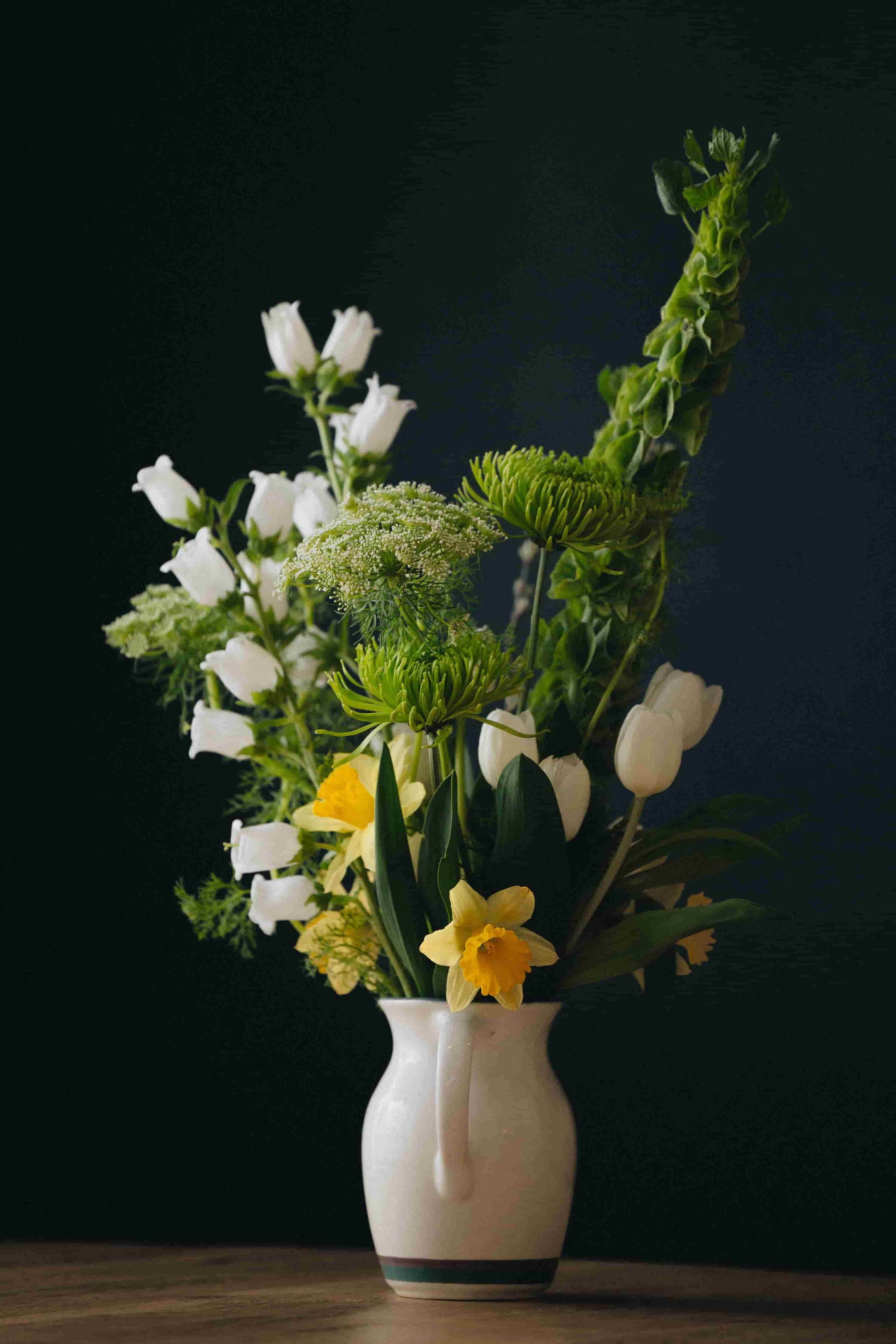 Full Deluxe bouquet with white bellflowers, green Queen Anne's lace and daffodils – Kvetka Flower