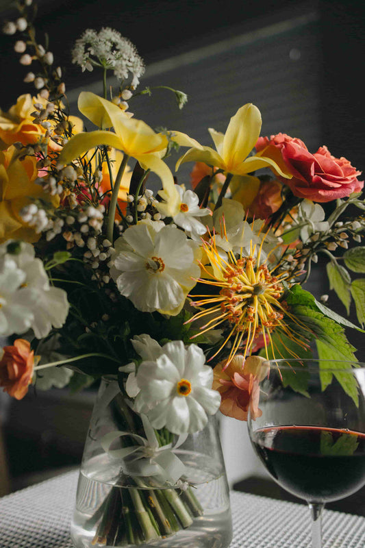 Kvetka Flower – deluxe-sized bouquet with roses and greenery